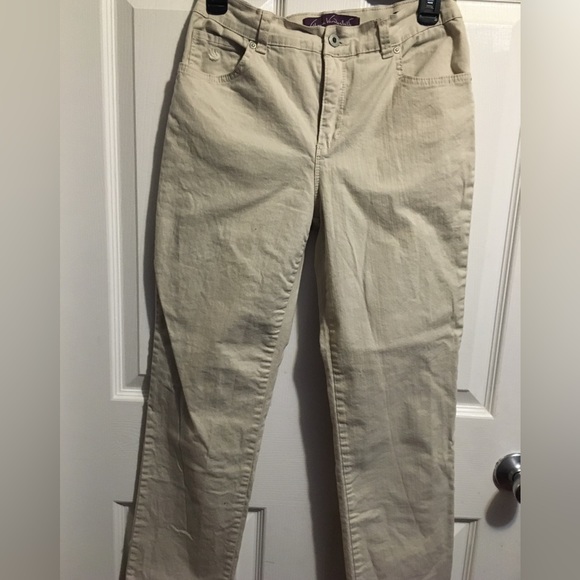 Woman’s Gloria Vanderbilt Jeans . - Picture 3 of 16